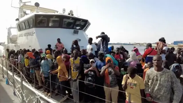 Un bateau transportant des migrants
