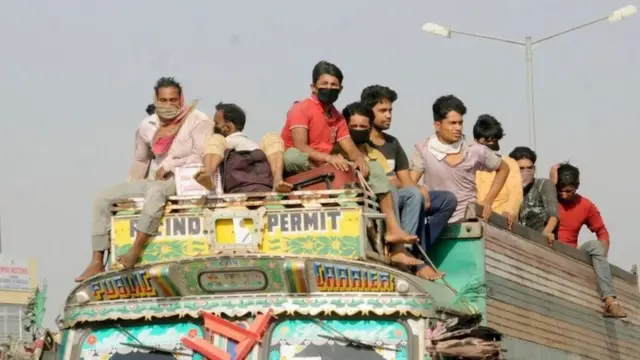 వలస కార్మికులను పది రోజుల్లోగా సురక్షితంగా, గౌరవప్రదంగా ఇంటికి చేర్చే బాధ్యతను ప్రభుత్వం తీసుకోవాలి.