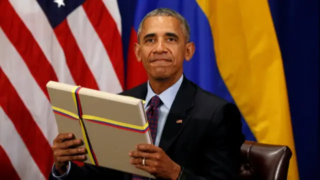 Barack Obama recibe una copia del acuerdo de paz de Colombia