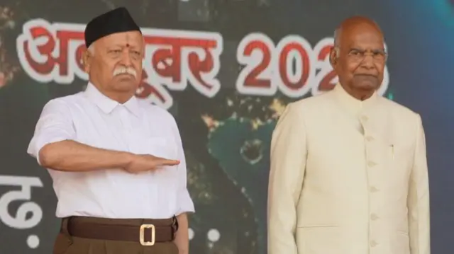 आरएसएस प्रमुख मोहन भागवत (बाएं) और पूर्व राष्ट्रपति रामनाथ कोविंद