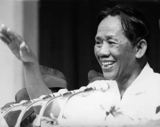 Tổng Bí thư Lê Duẩn được cho là kiên quyết bảo vệ lập trường rằng viện trợ phải là điều kiện tiên quyết cho bất kỳ bước tiến ngoại giao nào với Washington
