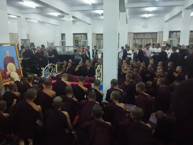 ဝင်းနိမ္မိတာရုံဆရာတော်ကြီးရဲ့ ရုပ်ကလာပ်ကို ဦးခိုက်နေတဲ့သံဃာများ