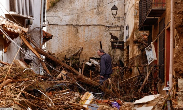 Destroços deixados pela chuva