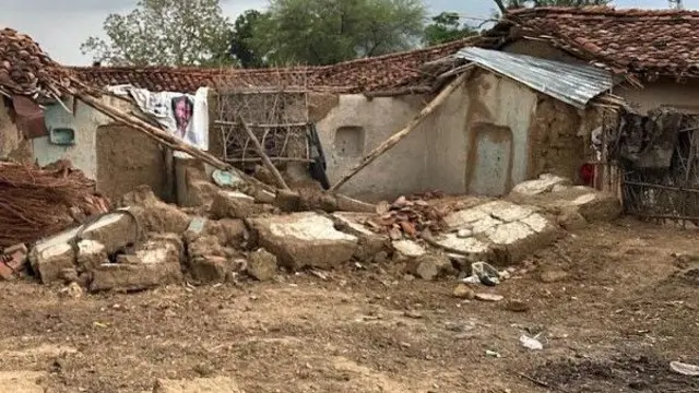 अभियुक्त का टूटा हुआ घर