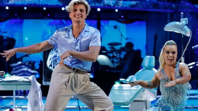  Ellie Simmonds da Nikita Kuzmin a cikin shirin Strictly Come Dancing