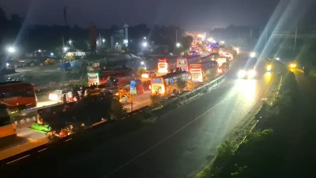 ঢাকা-টাঙ্গাইল মহাসড়কে ২৫ থেকে ৩০ কিলোমিটার যানজটের খবরও পাওয়া গেছে