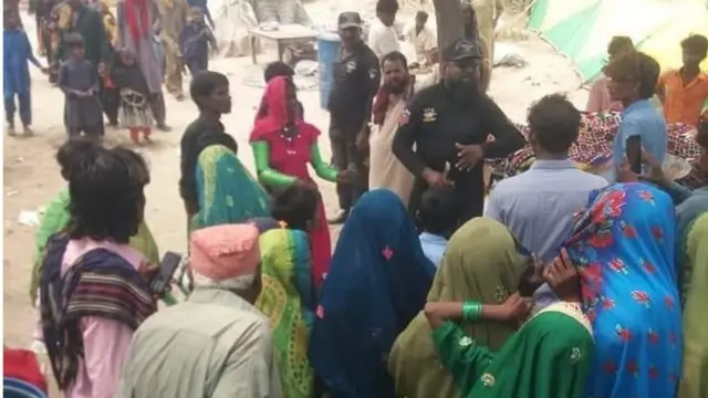 पुलिस और लोगों की भीड़