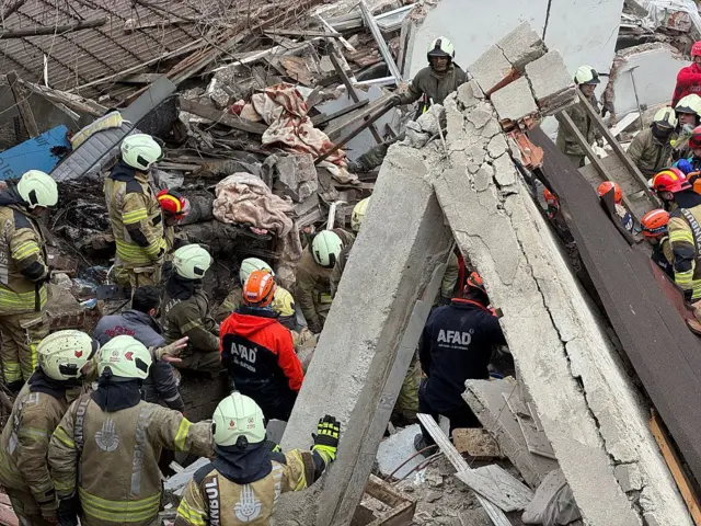 Ekipler Fatih'te çöken iki binaların enkazında arama kurtarma çalışmalarında bulunuyor