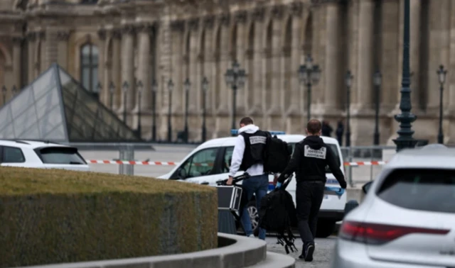 Policiais ao redor do museu Louvre, em Paris