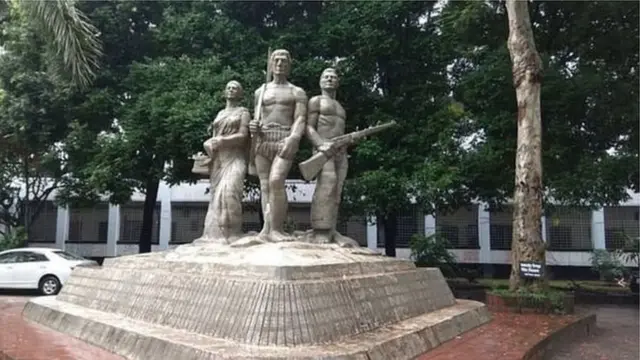 ঢাকা বিশ্ববিদ্যালয়ে কলাভবন প্রাঙ্গণে ভাস্কর্য: অপরাজেয় বাংলা