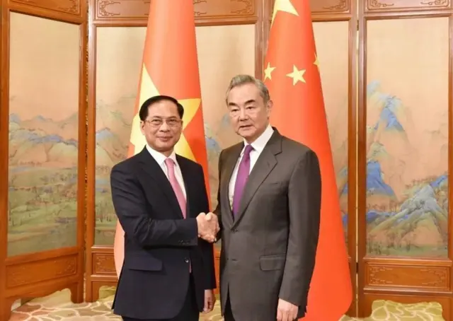 Trung Quốc và Việt Nam đã tổ chức cuộc họp đầu tiên của cơ chế đối thoại chiến lược '3 + 3' về ngoại giao, quốc phòng và an ninh vào ngày 9/12, trước thềm Phiên họp lần thứ 16 của Ủy ban Chỉ đạo Hợp tác Song phương Việt Nam - Trung Quốc