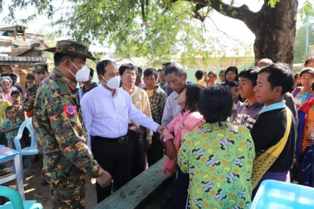 ဝန်ကြီးချုပ် ဦးမြတ်ကျော်နဲ့ တိုင်းမှူး ဗိုလ်ချုပ်သန်းထိုက်ကို စစ်ကိုင်းတိုင်းထဲက ခရီးစဥ်တစ်ခုမှာတွေ့ရစဥ်။