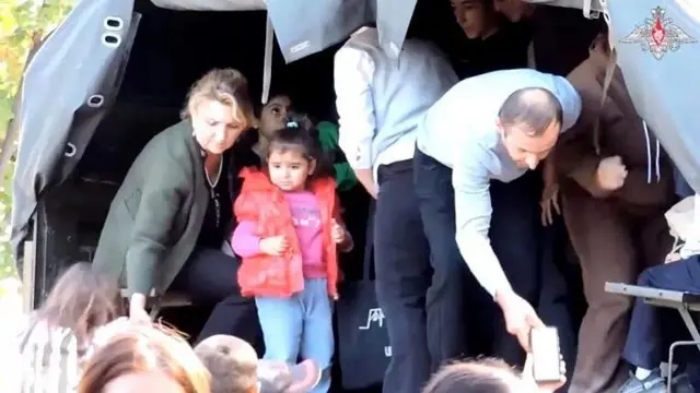 Rusiya döyüşlərin getdiyi yerlərin yaxınlığındakı kəndlərdən 2000 etnik ermənini təxliyə etdiyini bildirib