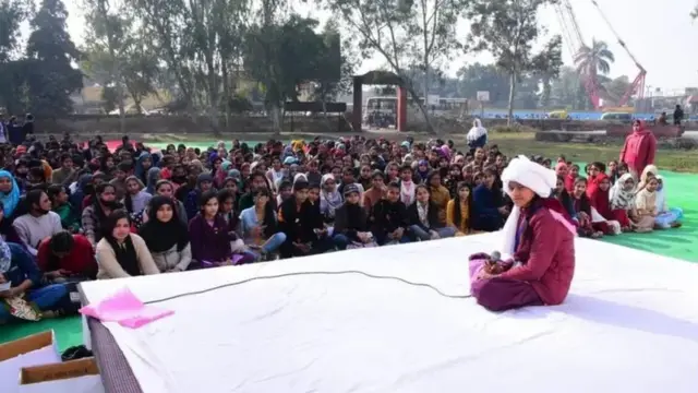 ઝુંબેશમાં ભાગ લેતી યુવતીઓ