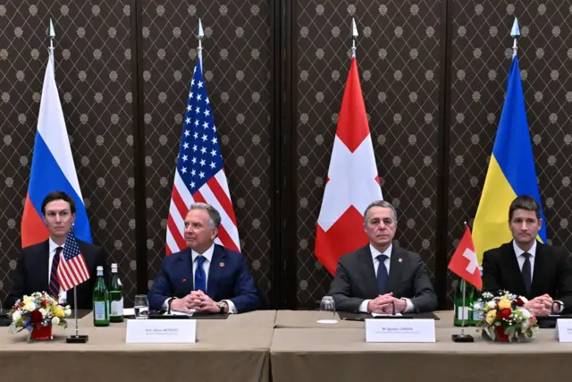 Зять Дональда Трампа Джаред Кушнер, спецпосланник президента США Стивен Уиткофф, глава МИД Швейцарии Иньяцио Кассис и посол Габриэль Люхингер на трехсторонних переговорах в Женеве 17 февраля 2026 года