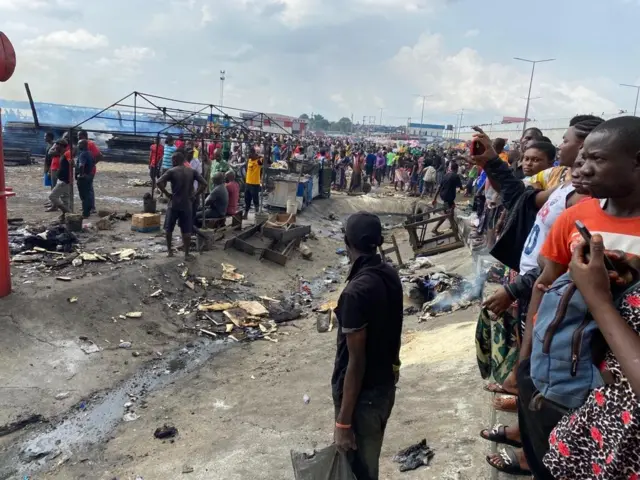 Pipo stand dey look as fire dey burn