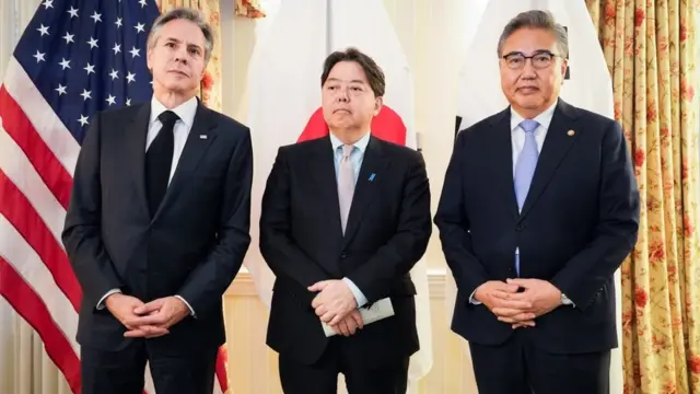 뮌헨안보회의에 참석 중인 박진 한국 외교부 장관, 안토니 블링컨 미국 국무부 장관, 하야시 요시마사 일본 외무대신이 18일 북한 미사일 발사 직후 긴급 회동을 하고 있다