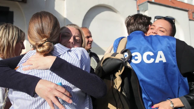 Журналисты Tut.by в момент выхода на свободу 4 сентября после трех суток ареста