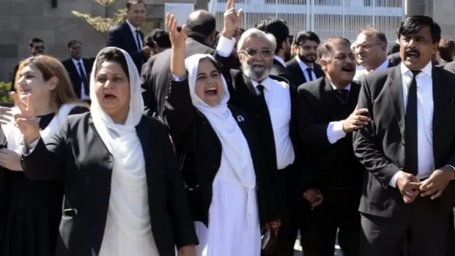 ရှာရစ်ဖ် ရှေ့နေတွေနဲ့ ထောက်ခံသူတွေဟာအစ္စလာမာဘတ် တရားရုံးချုပ်ကနေ အာမခံနဲ့ ပြန်လည် ရောက်ရှိလာပြီးတဲ့ ရှာရစ်ဖ်အတွက် ဂုဏ်ပြုပွဲ ဆင်နွှဲခဲ့ကြပါတယ်