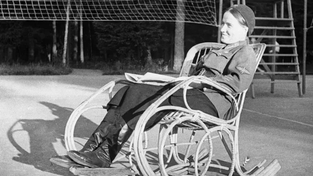 Marina Raskova adalah perempuan Uni Soviet pertama yang memperoleh ijazah pilot profesional.