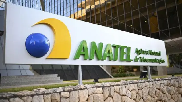 Placa com logotipo da Anatel 