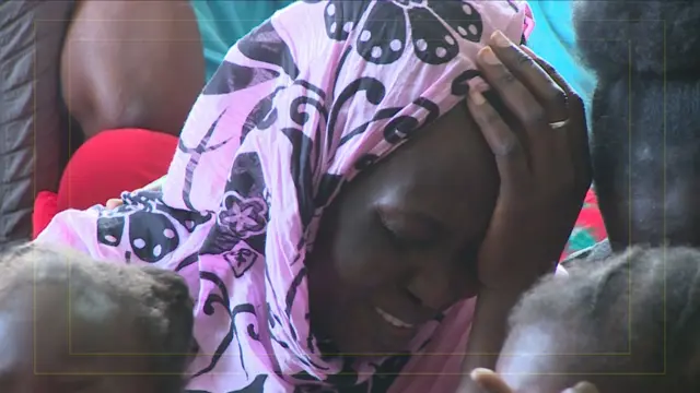 والدة الطفلة جانيت أثناء تلقيها العزاء في منزلها بالقاهرة