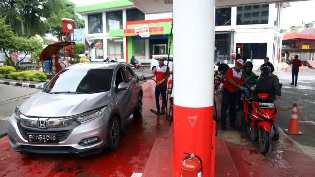 Petugas melayani pengendara membeli BBM di SPBU Medan, Sumatera Utara, Sabtu (18/7/2026). 