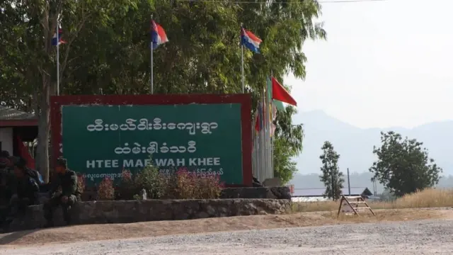 ထီးမယ်ဝါးခီးရွာထိပ်က လုံခြုံရေးစစ်ဆေးရေးလုပ်တဲ့ KNLA ဂိတ်ကို စစ်ကောင်စီက လေယာဉ်နဲ့ပစ်ခတ်ခဲ့လို့ KNLA တပ်သားတချို့ ကျဆုံးခဲ့တယ်လို့ သိရပါတယ်။