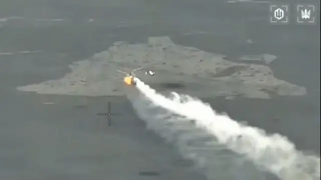 Вертоліт димить і падає на землю