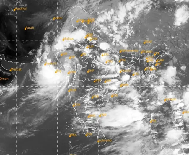 ગુજરાતમાં જેમ જેમ ડીપ ડિપ્રેશનની સિસ્ટમ આગળ વધી રહી છે તેમ-તેમ ભારેથી અતિભારે વરસાદ થઈ રહ્યો છે
