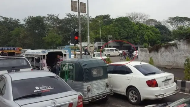 প্রধানমন্ত্রীর কার্যালয়ের সামনে: লাল বৃত্তের মধ্যিখানের যানবাহনগুলো দেখুন- মাইক্রোবাসটি রঙ সাইড দিয়ে যাচ্ছে।