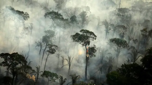 Fumaça durante um incêndiouniformes de futeboluma área da Floresta Amazônica pertouniformes de futebolPorto Velho, Rondônia,uniformes de futebol10uniformes de futebolsetembrouniformes de futebol2019