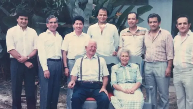 Julián Cabrera (fila de atrás, en el centro) con su familia y amigos