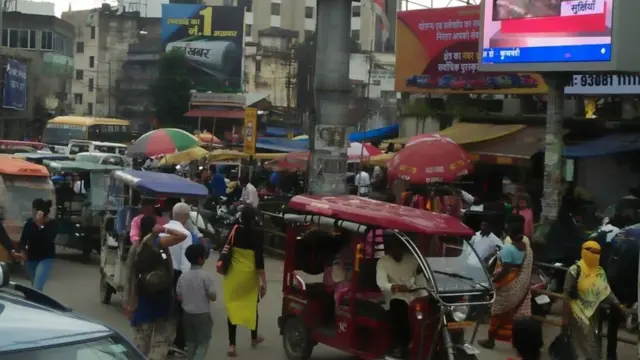 भीड़भाड़ वाली एक सड़क