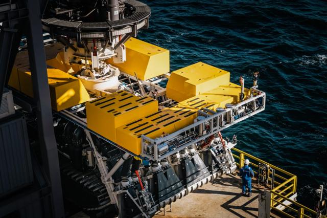 Equipamento de coleta de minerais na superfície do oceano