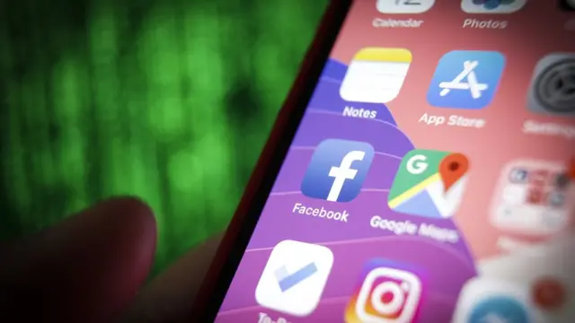 সামাজিক যোগাযোগ মাধ্যমগুলো থেকে ক্ষতিকর বিজ্ঞাপন তীব্রভাবে নিরুৎসাহিত করা হয়েছে।