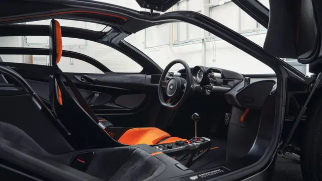 راننده T-50 در وسط می‌نشیند و دو صندلی در کنارش برای سرنشینان قرار دارد