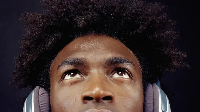 شاب يستمع إلى الموسيقى