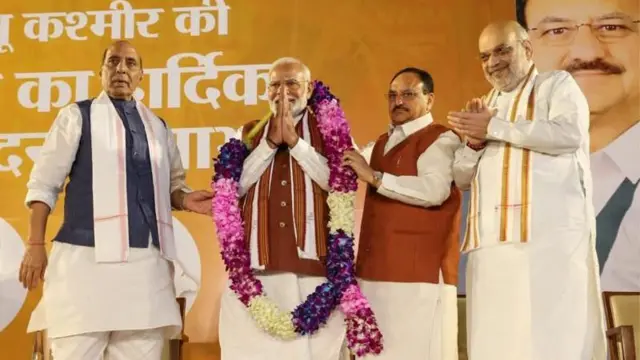 हरियाणा विजयाचा आनंदोत्सव साजरा करताना पंतप्रधान नरेंद्र मोदी
