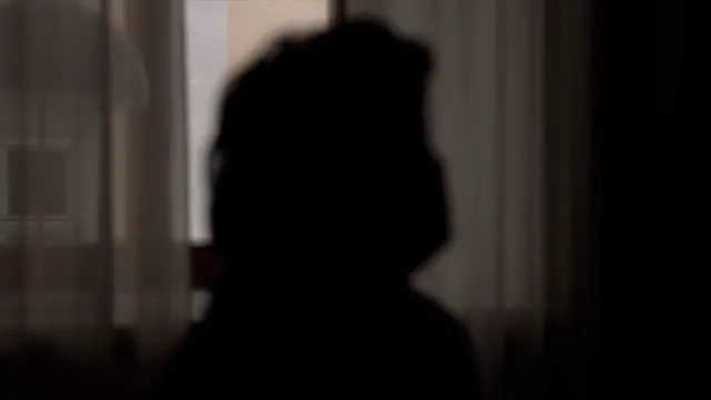 Виктория, жена погибшего военного - темный силуэт на фоне окна