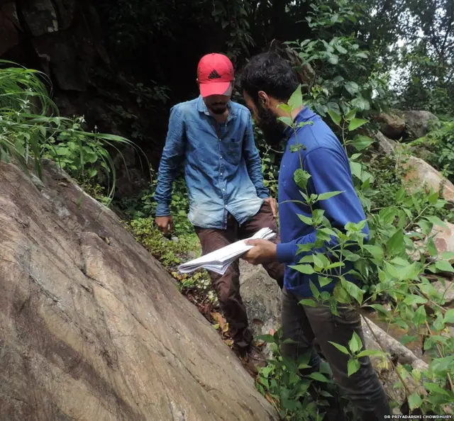 शुभोजीत राय आणि सूर्यजेंदु भट्टाचार्यी दगडांचा अभ्यास करताना.