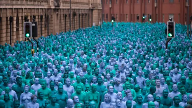 bugil massal di Hull