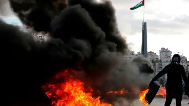 ผู้ประท้วงชาวปาเลสไตน์พยายามเผายาง