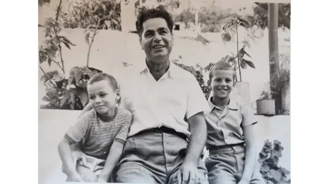 Вељко Влаховић са синовима Бранком и Слободаном крајем педесетих