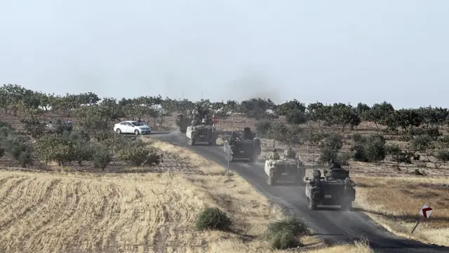 TSK'ya bağlı tanklar Türkiye'den Suriye'ye geçiyor.