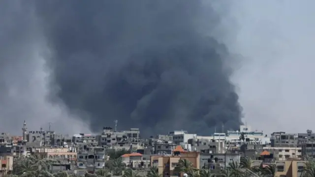 イスラエルの空爆でラファ上空に黒煙が上った（24日）