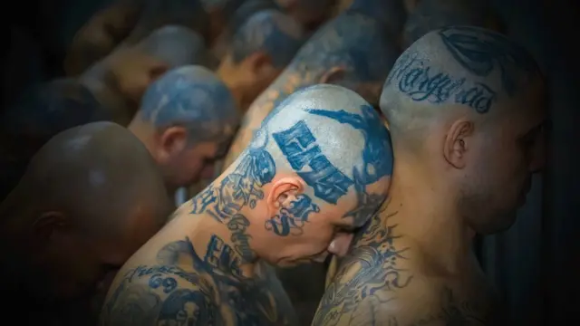 Pihak berwenang sejauh ini hanya mengumumkan dua pemindahan - masing-masing 2.000 narapidana.