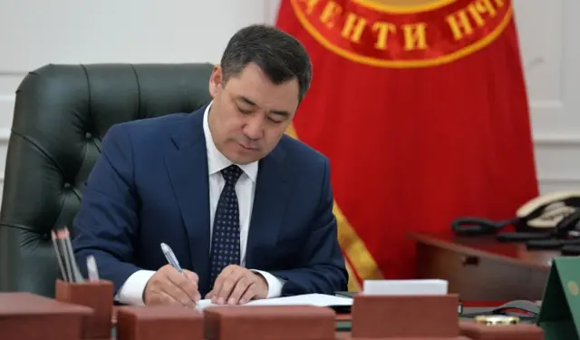 Президент Садыр Жапаров депутаттардын айлыгын кыскарткан жарлыкка кол койду