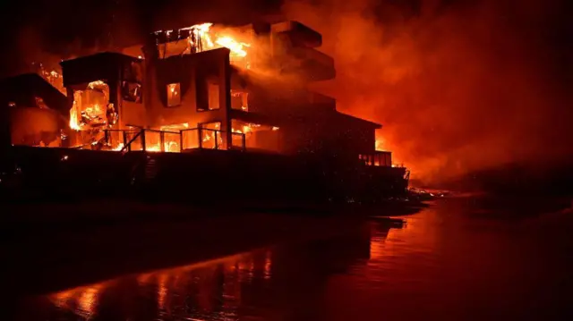 Горящий особняк в Малибу