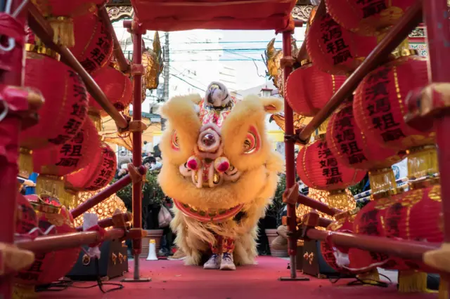 Biểu diễn múa lân tại một ngôi chùa ở Khu Phố Tàu ở Yokohama, Nhật Bản vào ngày 22/1/2023. Hàng ngàn người đã tập trung tại cộng đồng người Hoa lớn nhất ở Nhật Bản để đón Tết Nguyên Đán. Tuy nhiên, tất cả các buổi múa lân được lên lịch đã bị hủy bỏ do lo ngại về an toàn sau khi một số lượng lớn người bất ngờ tụ tập để xem biểu diễn.